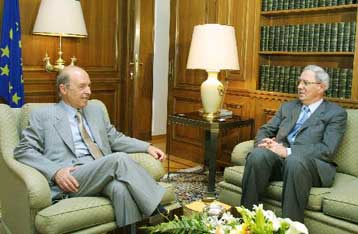 Συνάντηση Σημίτη – Γκαργκάνα λίγες ώρες πριν από την κατάθεση του προϋπολογισμού