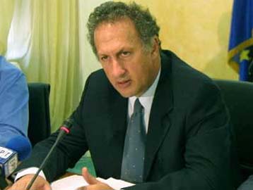Νέες αρμοδιότητες στην υπερνομαρχία Αθήνας Πειραιά προαναγγέλει ο υπουργός Εσωτερικών