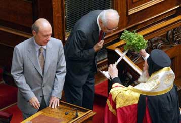 Αρχισαν οι εργασίες της Ολομέλειας του Κοινοβουλίου με τον καθιερωμένο αγιασμό