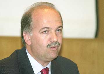 Κατατέθηκε τη Δευτέρα στη Βουλή το προσχέδιο προϋπολογισμού του 2003