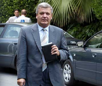 Οξύνει την πολιτική αντιπαράθεση η διάταξη για συνταξιοδότηση δημάρχων της Επταετίας