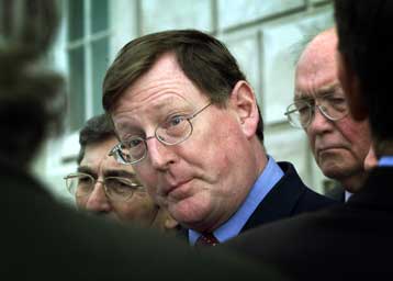 Αποχώρηση του Σιν Φέιν από την κυβέρνηση της Β.Ιρλανδίας ζήτησε ο Τριμπλ