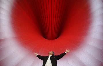 Τεράστιο γλυπτό εσωτερικού χώρου εκτίθεται στην Tate Modern