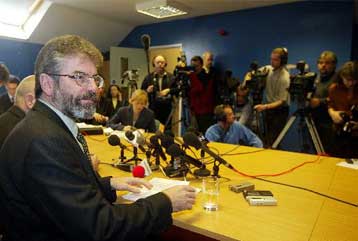 Στην αναστολή λειτουργίας της κυβέρνησης της Β.Ιρλανδίας προσανατολίζεται ο Μπλερ