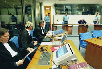 Παύθηκε ο ένας εκ των τριών συνηγόρων υπεράσπισης του Μιλόσεβιτς