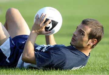 Ο Ντέμης παίζει μπιτς βόλεϊ για χάρη της Αθήνας 2004