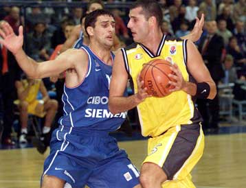 Κατέρευσε στο τέλος η ΑΕΚ δεχόμενη την ήττα με 85-71 από τη Τσιμπόνα