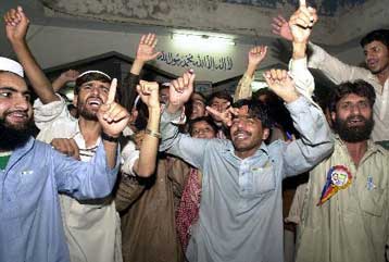 Ενισχυμένοι βγαίνουν από τις πακιστανικές εκλογές οι υποστηρικτές των Ταλιμπάν