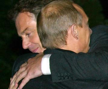 Την ανάγκη υιοθέτησης σκληρής γραμμής έναντι του Ιράκ εξήγησε ο Μπλερ στον Πούτιν