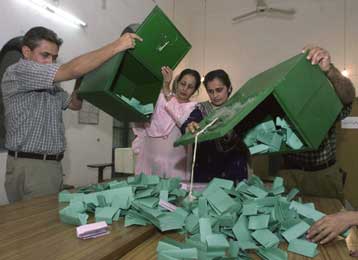 Συμμαχία που πρόσκειται στον Μουσαράφ κερδίζει τις εκλογές στο Πακιστάν