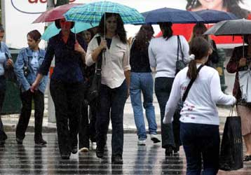 Δίχως «σύμμαχο» τον καιρό η προσέλευση στα εκλογικά τμήματα όλης της χώρας