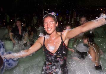 Αλυσιδωτές εκρήξεις στο Μπαλί με τουλάχιστον 30 νεκρούς και εκατοντάδες τραυματίες