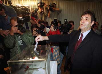 Αισιόδοξοι για το αποτέλεσμα δηλώνουν οι διεκδικητές της προεδρίας της Σερβίας