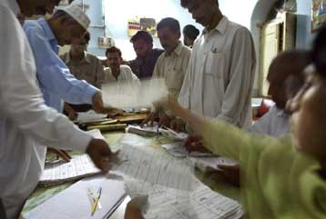 Απορρίπτει το Πακιστάν τους ισχυρισμούς παρατηρητών για νοθεία στις εκλογές