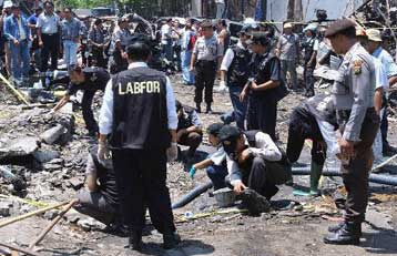 Καταδικάζει ο Μπους την επίθεση στο Μπαλί και καλεί σε δράση κατά της τρομοκρατίας