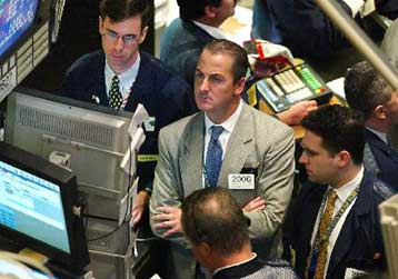 Υποχωρεί η Γουόλ Στριτ τη Δευτέρα εν μέσω ανησυχιών για την τρομοκρατία