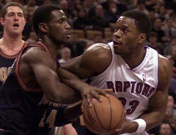 Κάταγμα στην αριστερή επιγονατίδα υπέστη ο Μακ Ντάις – Xάνει τη σεζόν 2002-2003