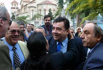 Συναγερμό στην Ελλάδα από το ποσοστό Καρατζαφέρη βλέπει ο Independent
