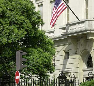 Φάρσα η προειδοποίηση για βόμβα στην αμερικανική πρεσβεία στο Παρίσι