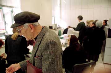 Περίθαλψη χωρίς επιβάρυνση σε όλη την ΕΕ δικαιούνται οι συνταξιούχοι πολίτες της Ένωσης