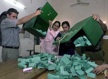 «Σφραγίζουν» την ισχύ των ισλαμιστών τα οριστικά εκλογικά αποτελέσματα στο Πακιστάν