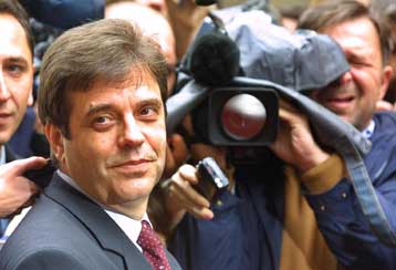 Στη Δικαιοσύνη προσέφυγε ο Κοστούνιτσα κατά της ακύρωσης των προεδρικών εκλογών