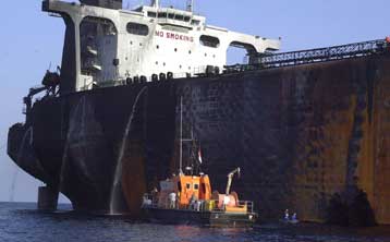 Πλοίο φορτωμένο με εκρηκτικά επιτέθηκε στο γαλλικό τάνκερ, υποστηρίζει η Υεμένη