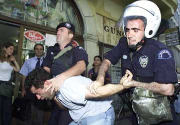 Καταδικάστηκαν δέκα αστυνομικοί στην Τουρκία για τον προ έξι ετών βασανισμό 16 νέων