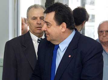 Τις αποφάσεις του για το δεύτερο γύρο των εκλογών ανακοινώνει ο Γ.Καρατζαφέρης
