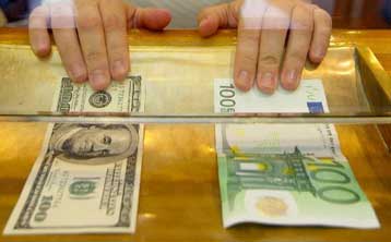 Στο χαμηλότερο επίπεδο των τριών τελευταίων εβδομάδων το ευρώ