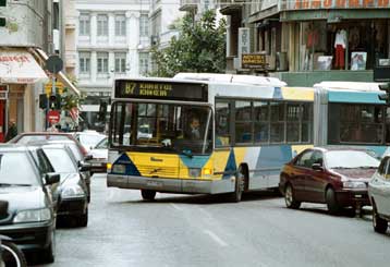 Λεωφορείο του ΟΑΣΑ χωρίς επιβάτες έπεσε σε χαράδρα – Σώος ο οδηγός