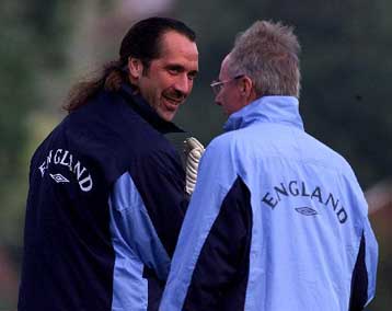 Την… συνταξιοδότηση του Σίμαν από την εθνική Αγγλίας ζητούν τα βρετανικά ΜΜΕ