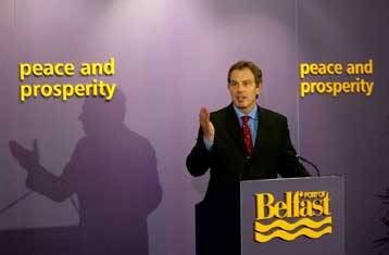 Έκκληση Μπλερ στον IRA για αφοπλισμό, ώστε να συνεχιστεί η ειρηνευτική διαδικασία