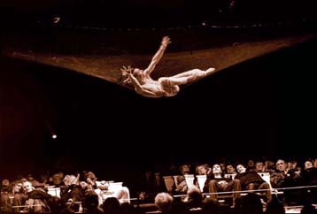 Οι ακροβάτες του Les Arts Sauts στο Αλσος Στρατού για δέκα παραστάσεις