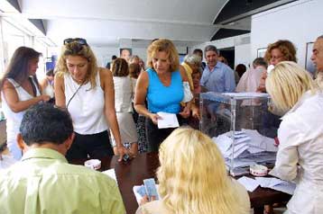 Ψήφο με ψήφο η εκλογική αναμέτρηση σε σημαντικό αριθμό δήμων και νομαρχιών