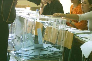 Στις κάλπες προσέρχονται την Κυριακή οι πολίτες για την εκλογή δημάρχων και νομαρχών