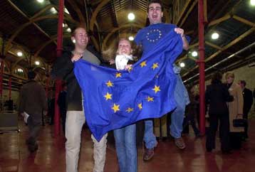 Ανακουφισμένη η Ευρώπη βλέπει την Ιρλανδία να «αγκαλιάζει» τη Συνθήκη της Νίκαιας