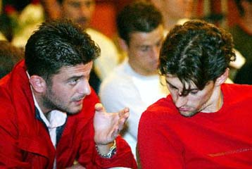 Καμία διαπραγμάτευση για μείωση αποδοχών δεν δέχονται οι επαγγελματίες ποδοσφαιριστές