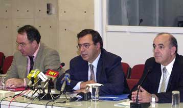 Εναλλακτικά σενάρια για τον προϋπολογισμό του 2003 εξετάζει το οικονομικό επιτελείο