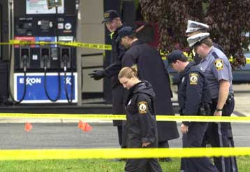 Διάλογο με μυστυριώδη άγνωστο επιδιώκουν οι Αρχές των ΗΠΑ για τη σύλληψη του σκοπευτή