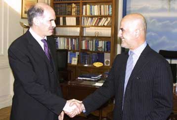 Για λύση του Κυπριακού πριν την ένταξη στην ΕΕ ελπίζουν Παπανδρέου – Ντε Σότο