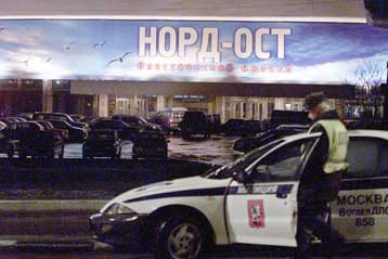 Αγνωστοι ένοπλοι κρατούν δεκάδες ομήρους σε θέατρο της Μόσχας