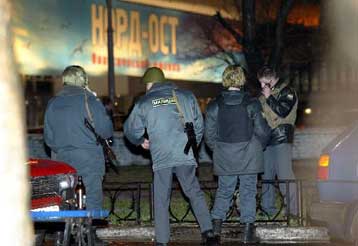 Αρχισαν οι διαπραγματεύσεις με τους ένοπλους στη Μόσχα – Ελεύθεροι 300 όμηροι