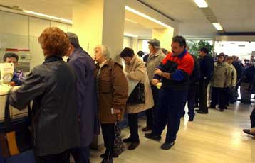 «Κόντρα» της ΕΚΠΟΙΖΩ με την Τράπεζα της Ελλάδος για τα καταναλωτικά δάνεια