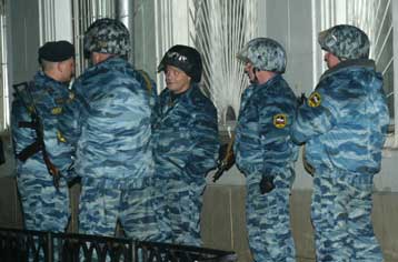 Ισχυρή έκρηξη στην περιοχή του θεάτρου της Μόσχας – Διαπραγματεύσεις με τους ένοπλους