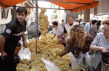 Εντός δύο μηνών η αναμόρφωση του θεσμικού πλαισίου λειτουργίας των λαϊκών αγορών