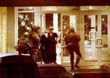 Έφοδος ρωσικών δυνάμεων στο θέατρο της Μόσχας – Νεκροί 67 όμηροι και 34 Τσετσένοι