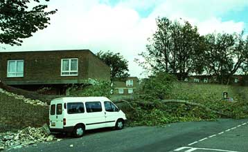 Τουλάχιστον έξι νεκροί από το σφοδρό κύμα κακοκαιρίας που πλήττει την Βρετανία