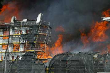 Δεκάδες νεκροί από πυρκαγιά που ξέσπασε σε εξαόροφο κτίριο στο νότιο Βιετνάμ