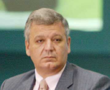 Σε πρόταση για στρατηγικό διάλογο με την Αριστερά προσανατολίζεται το ΠΑΣΟΚ